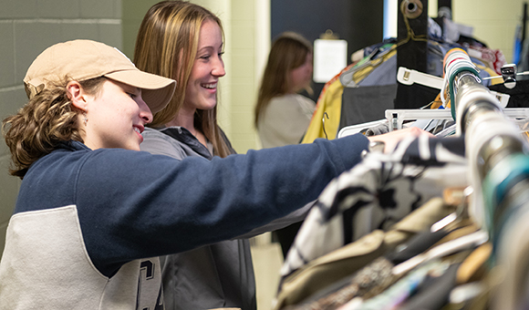 Mathilde Couture organizes donations for the professional clothing fair.