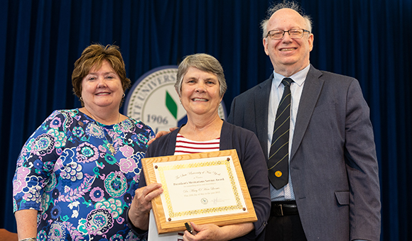 Mary O'Horo-Loomis accepts award from Jenn Stevenson and President Zvi Szafran