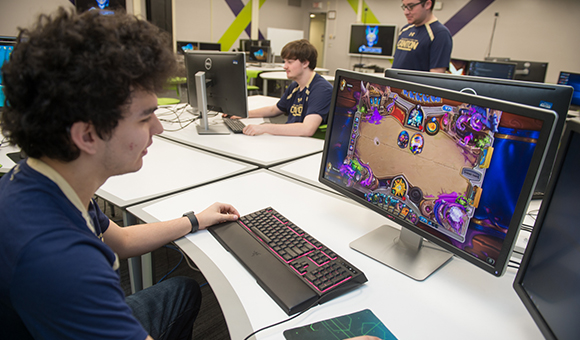 A student playing Hearthstone